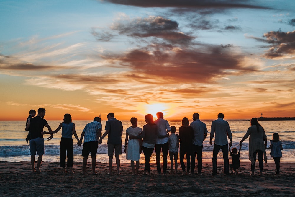 Família reunida registrando o dia juntos